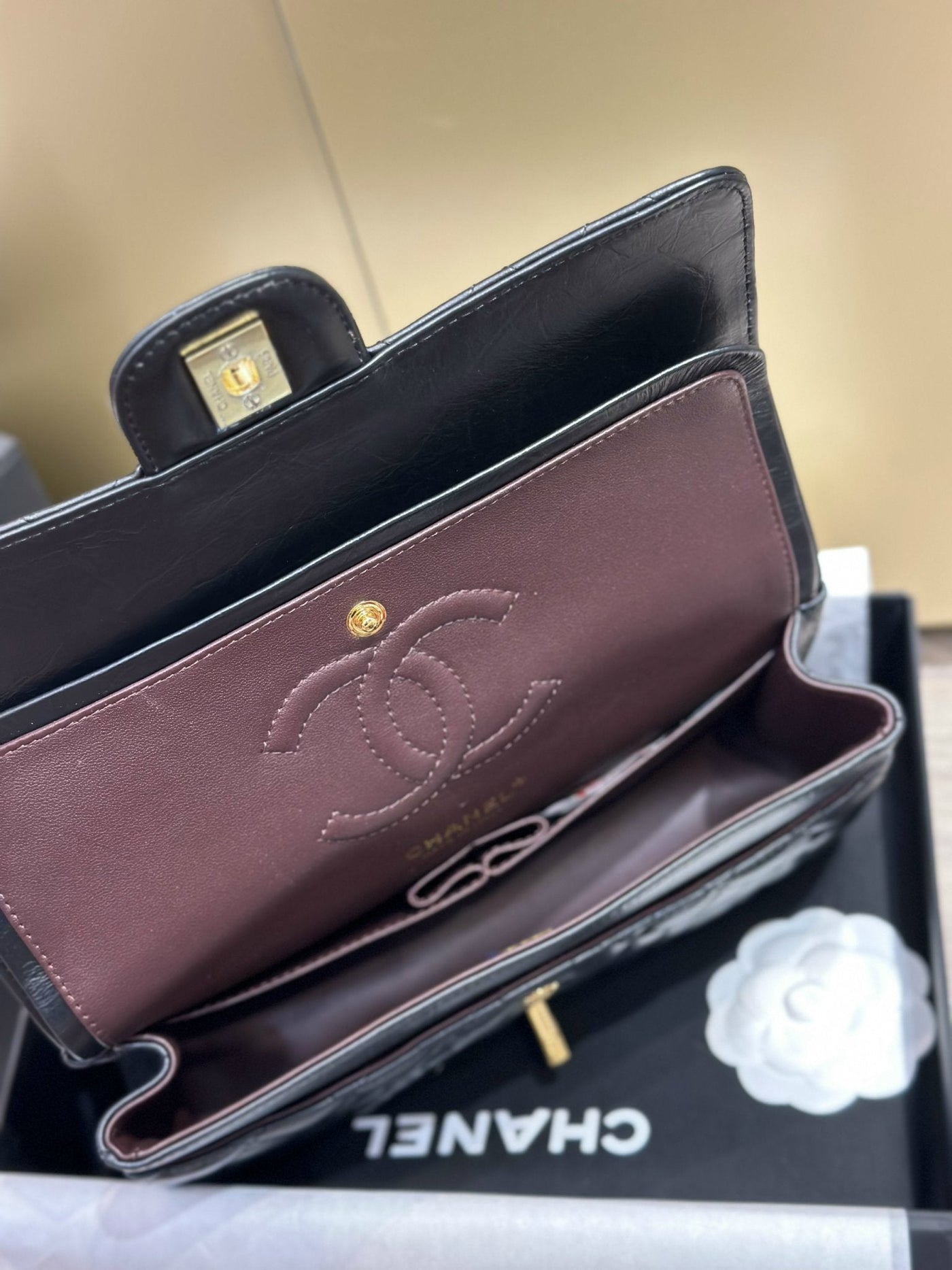 Chan*l classic lock gold with black wrinkled skin like auth handbags 25cm - image 6