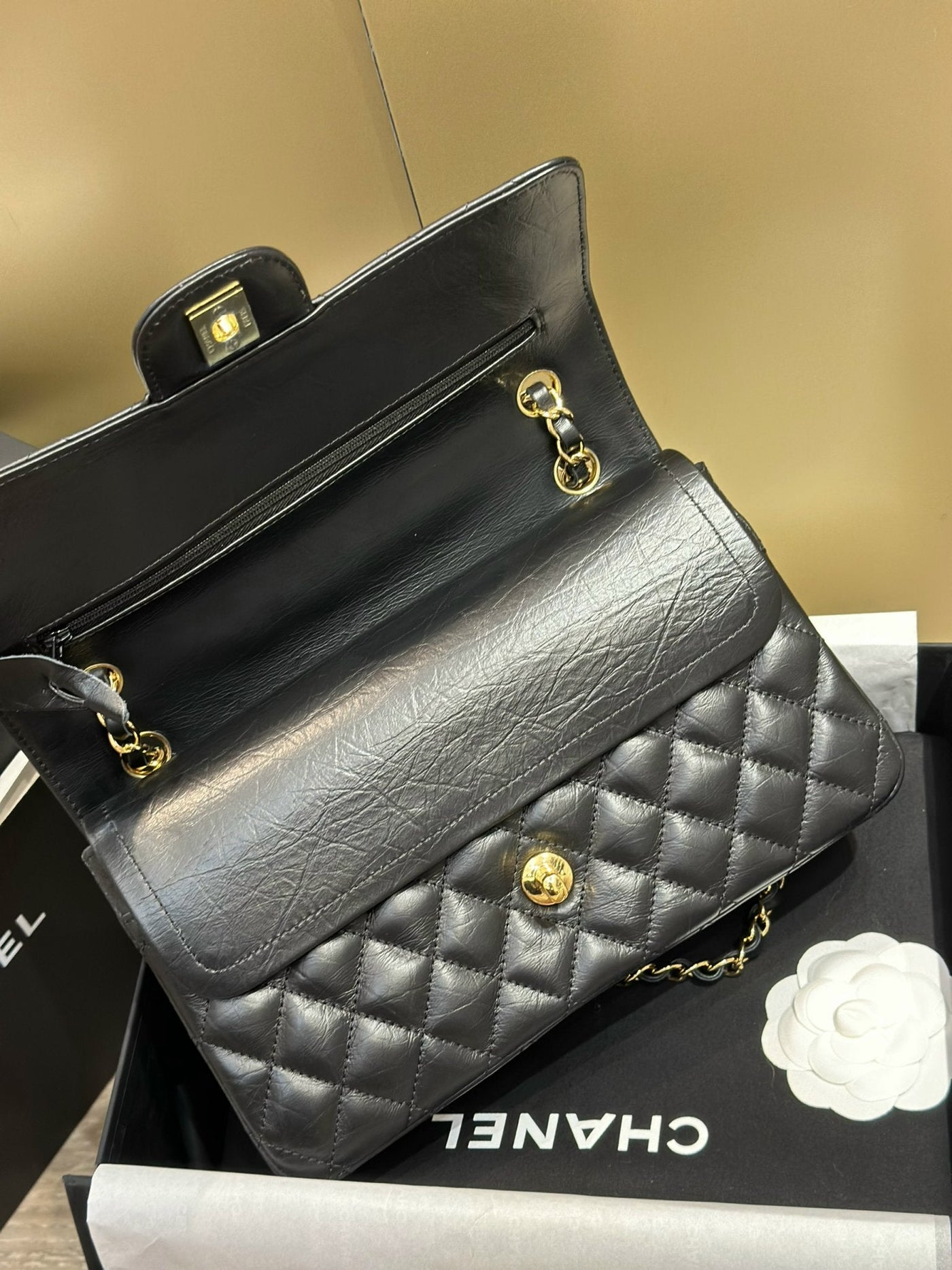 Chan*l classic lock gold with black wrinkled skin like auth handbags 25cm - image 7