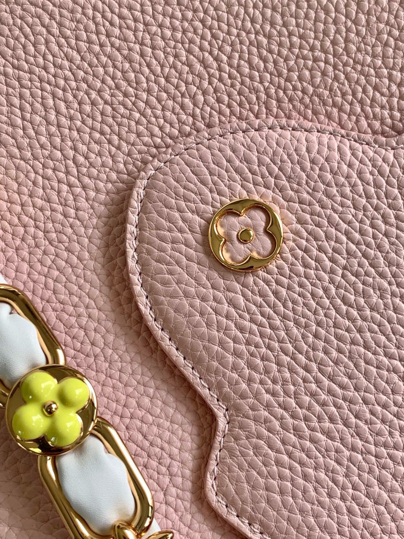 Lou*s Vuitt*n lv capucines bb pink handbags lock gold 27x18x9cm - image 4