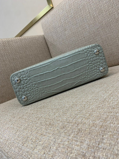 Lou*s Vuitt*n lv capucines bb gray crocodile leather handbag like auth 21cm - image 4