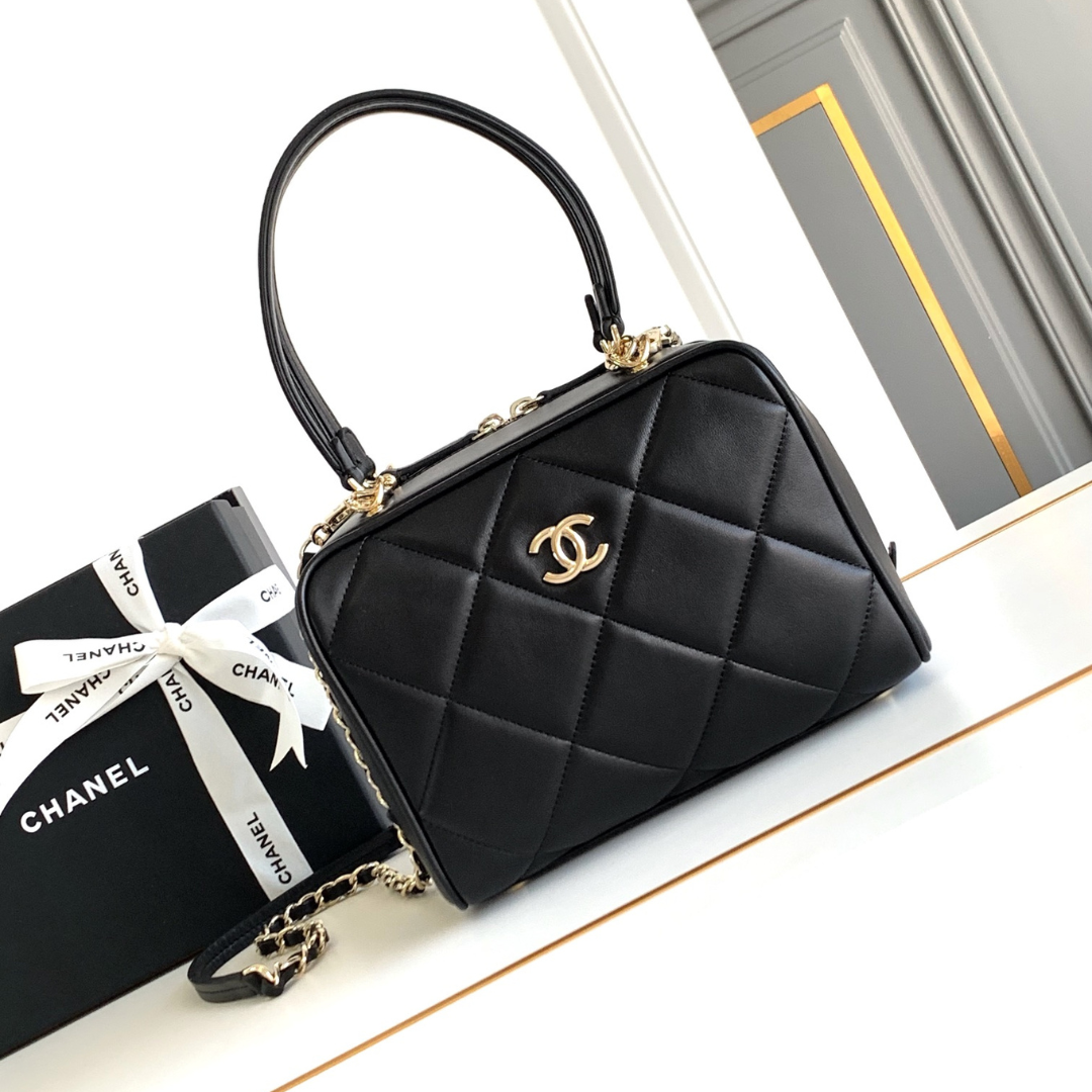 Chan*l black quilted lambskin leather bag - main image