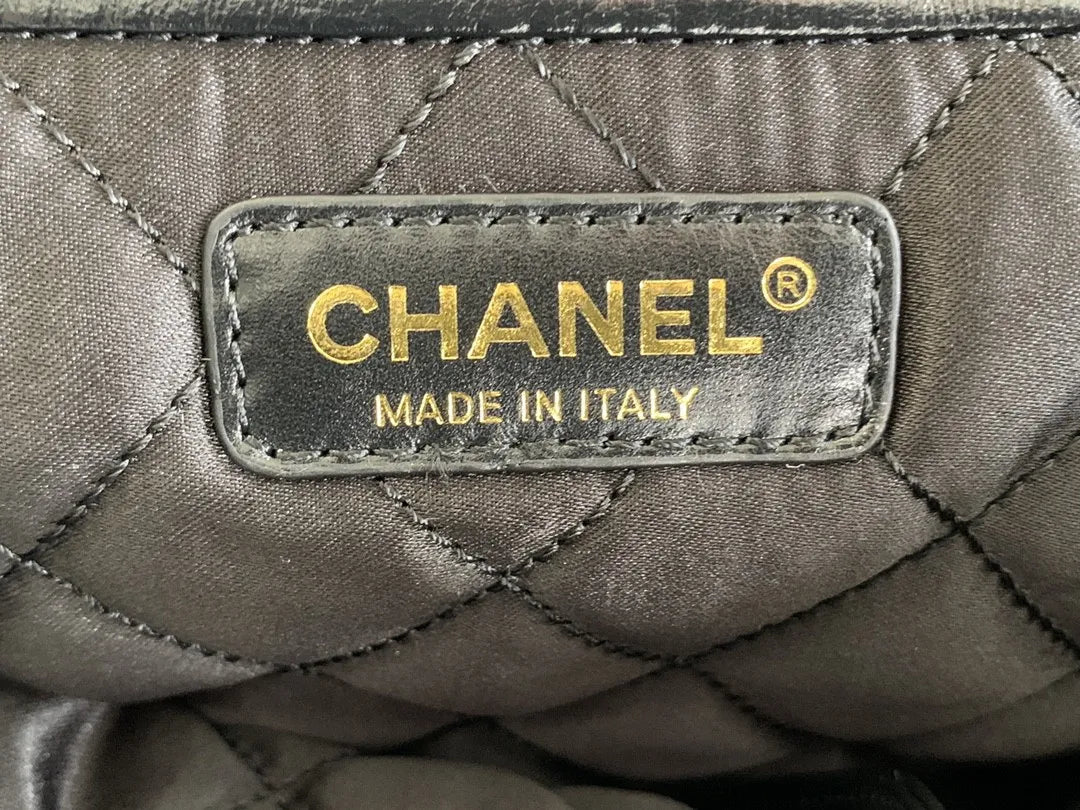 Chan*l 22 small handbag in black - image 6