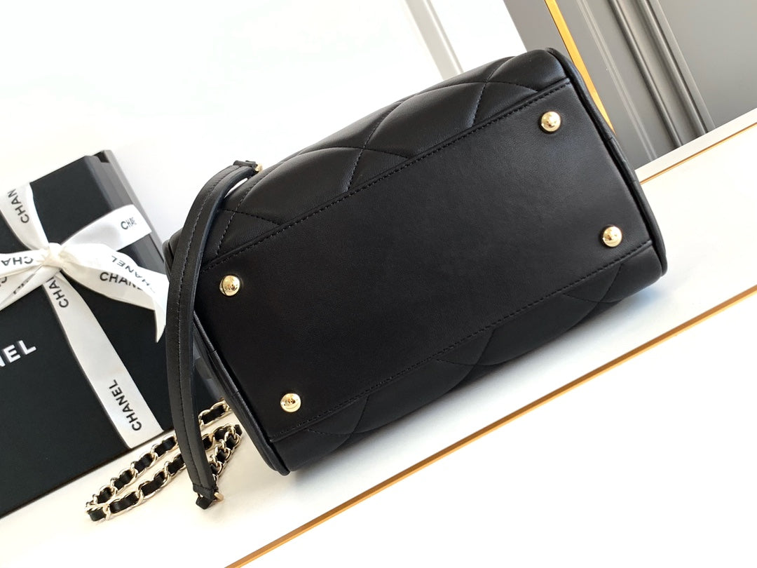 Chan*l black quilted lambskin leather bag - image 4