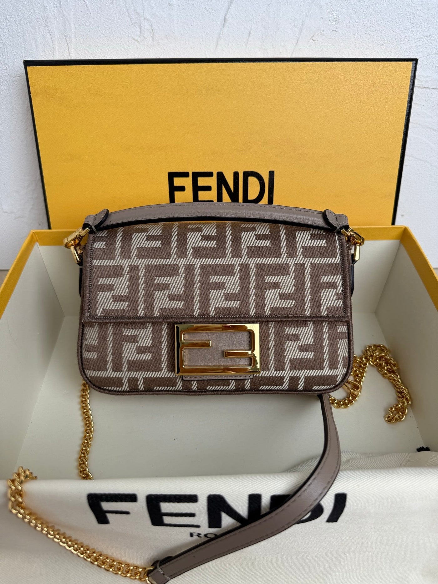 Fe*di baguette bag - image 9