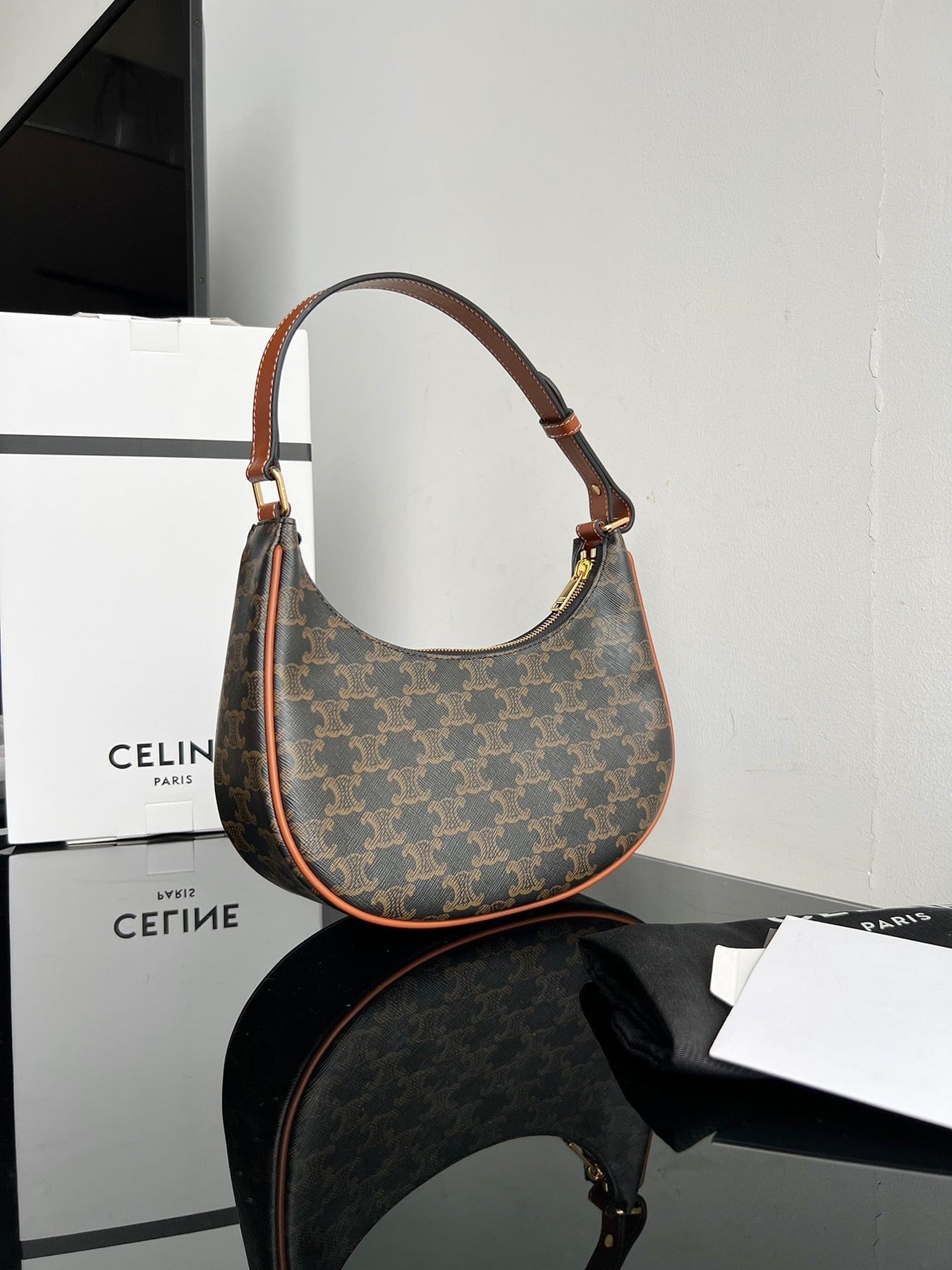 CEL Triomphe Hobo - Image 6