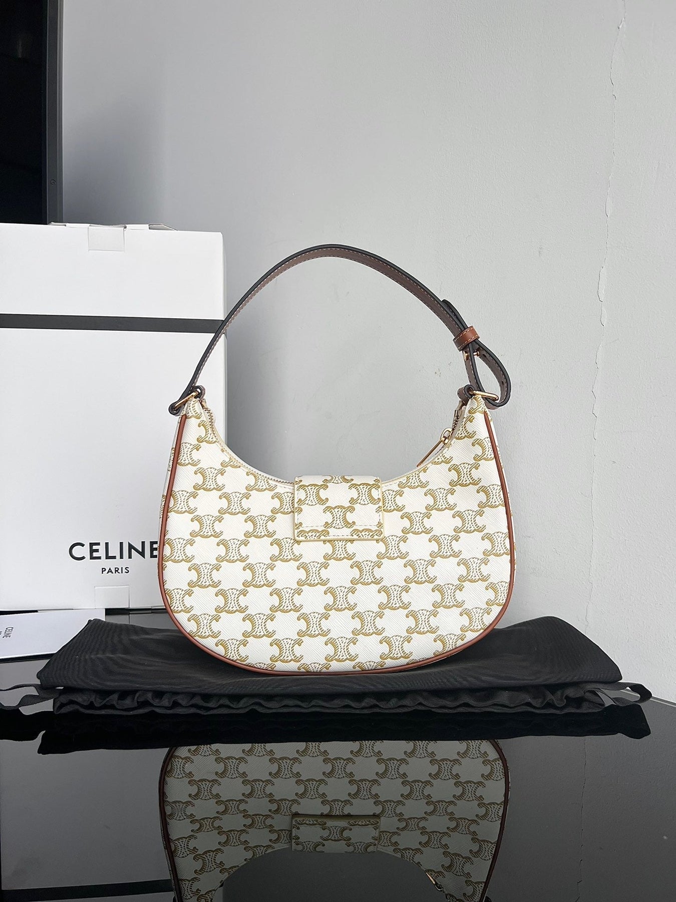 CEL Triomphe Hobo - Image 8