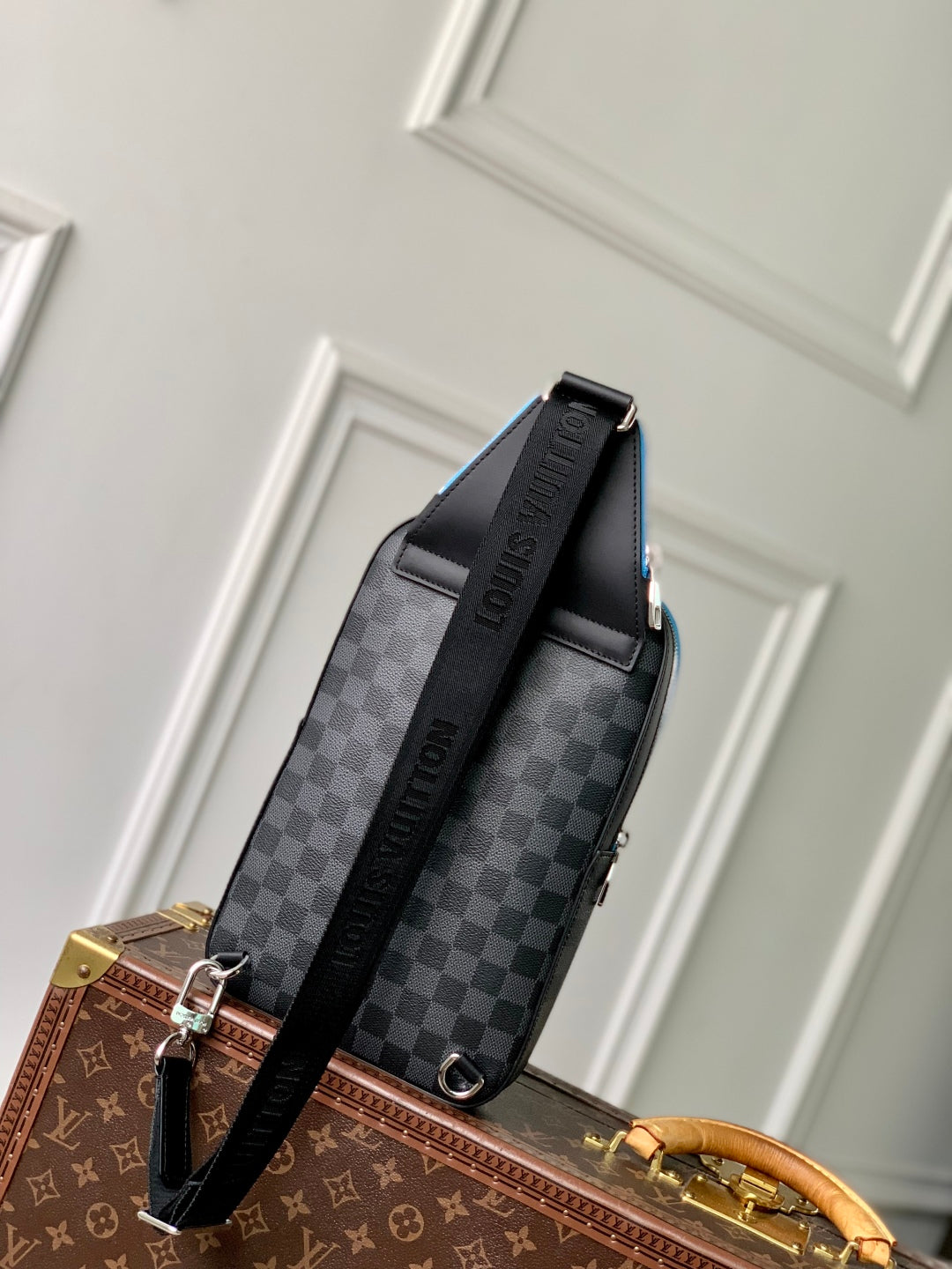 lv avenue slingbag 31 in black and grey damier graphita canvas calfskin - image 6
