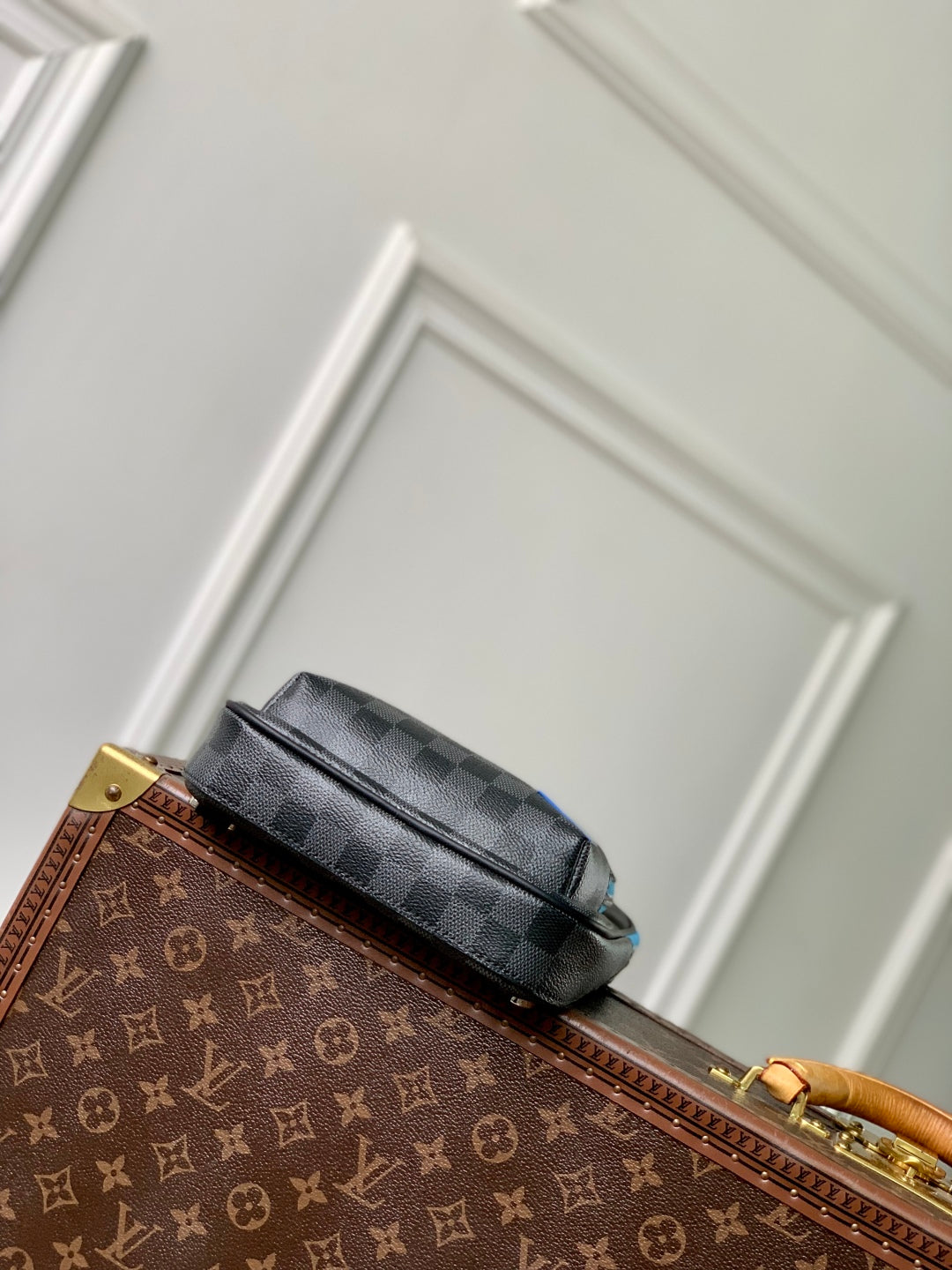 lv avenue slingbag 31 in black and grey damier graphita canvas calfskin - image 8