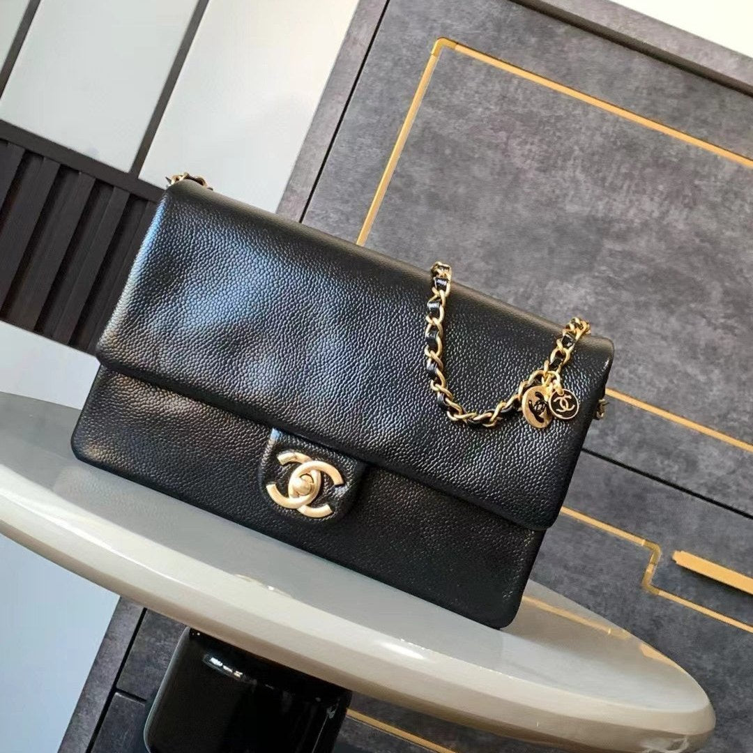 CLASSIC FLAP BAG 22 IN BLACK CALFSKIN GOLD HARDWARE - Image 3
