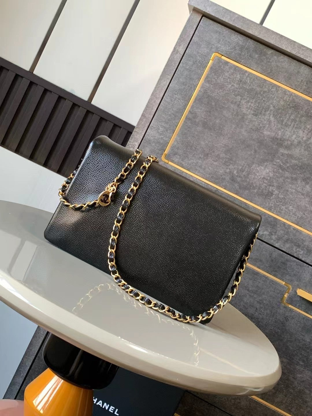 CLASSIC FLAP BAG 22 IN BLACK CALFSKIN GOLD HARDWARE - Image 4
