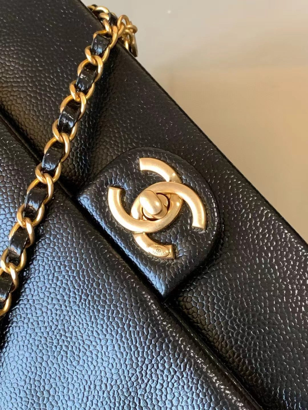 CLASSIC FLAP BAG 22 IN BLACK CALFSKIN GOLD HARDWARE - Image 5