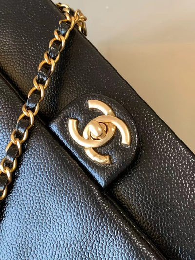 CLASSIC FLAP BAG 22 IN BLACK CALFSKIN GOLD HARDWARE - Image 5
