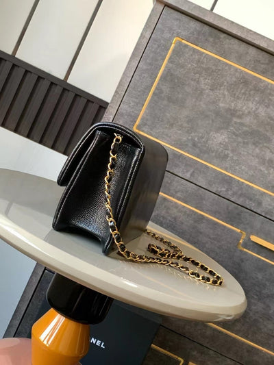 CLASSIC FLAP BAG 22 IN BLACK CALFSKIN GOLD HARDWARE - Image 6