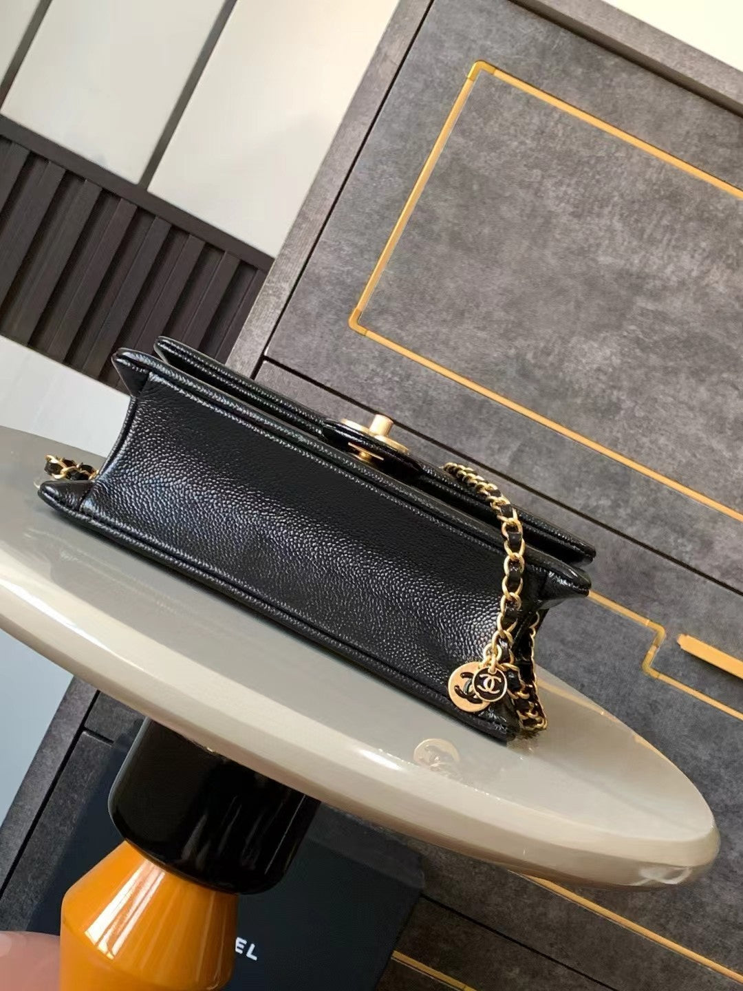 CLASSIC FLAP BAG 22 IN BLACK CALFSKIN GOLD HARDWARE - Image 8