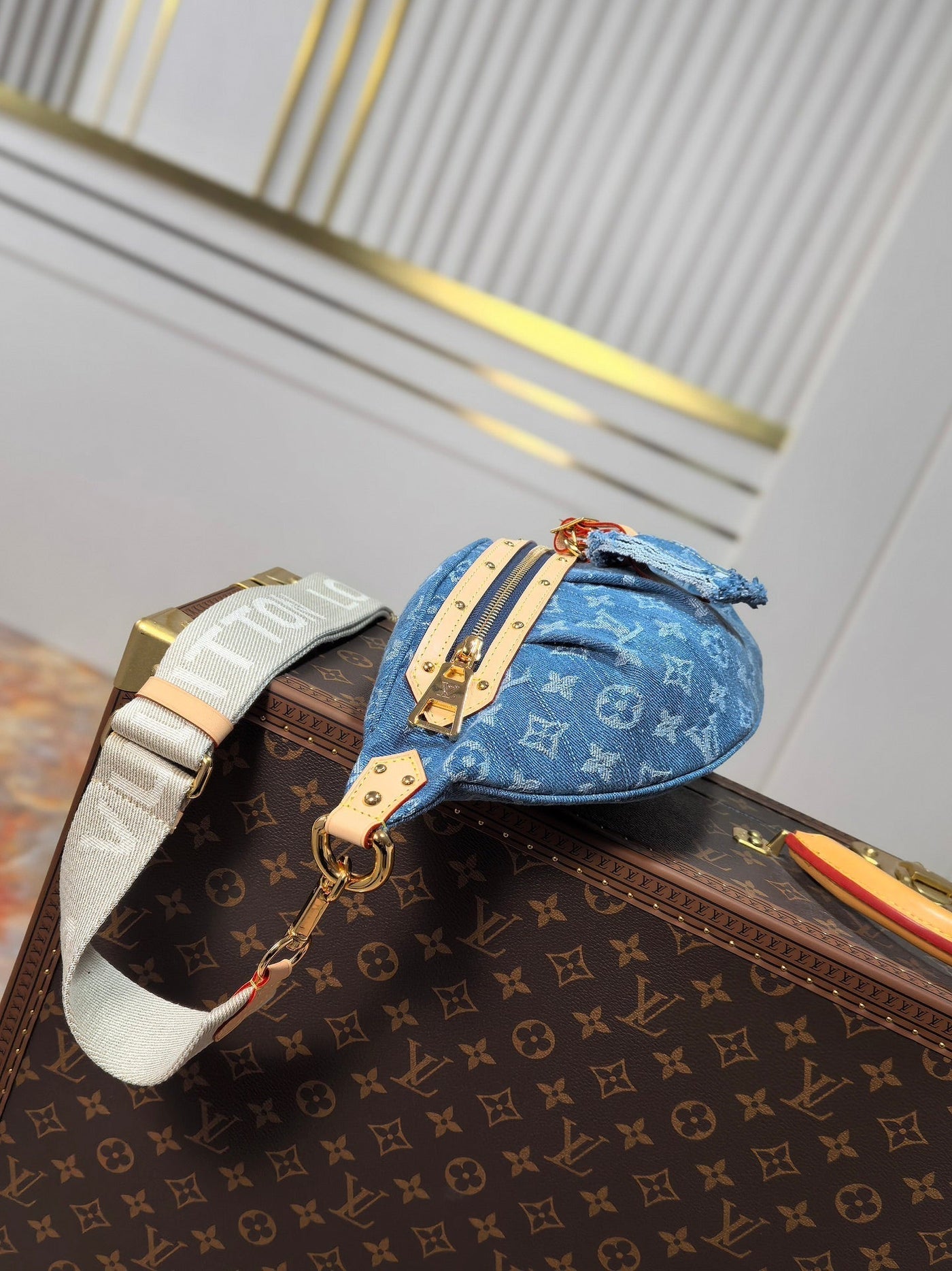 lv 25s bumbag 38 in blue monogram denim leather trim gold hardware - image 9