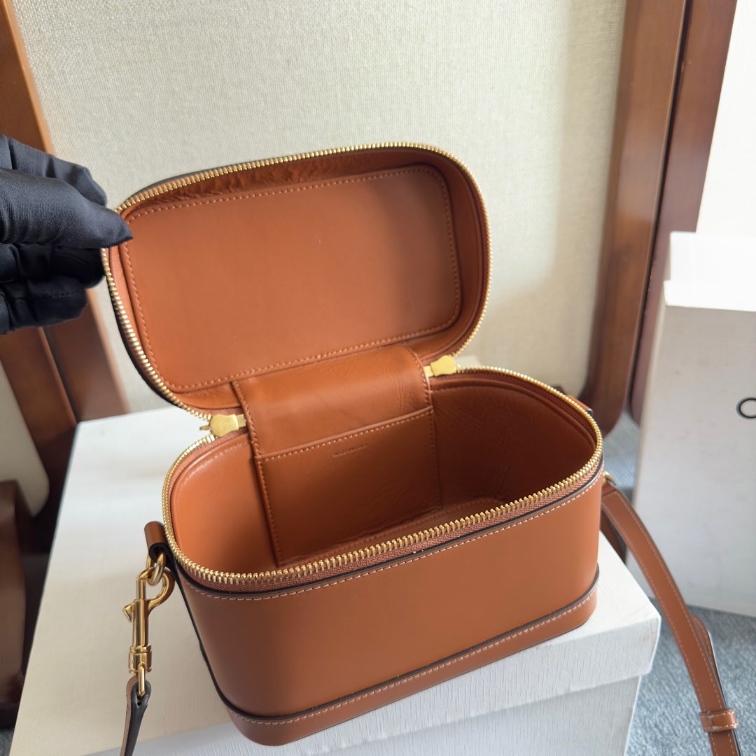VANITY 18 IN SADDLE BROWN SMOOTH CALFSKIN GOLD HARDWARE - Image 4