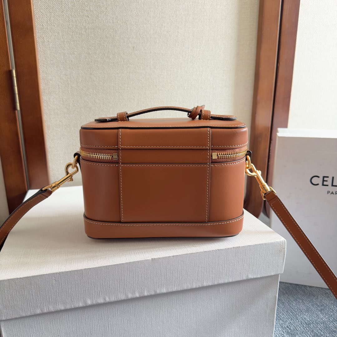 VANITY 18 IN SADDLE BROWN SMOOTH CALFSKIN GOLD HARDWARE - Image 5