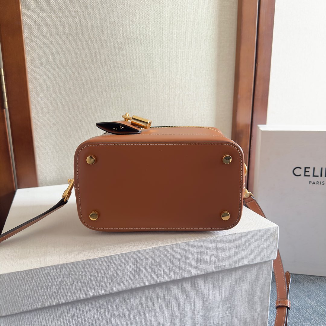 VANITY 18 IN SADDLE BROWN SMOOTH CALFSKIN GOLD HARDWARE - Image 6