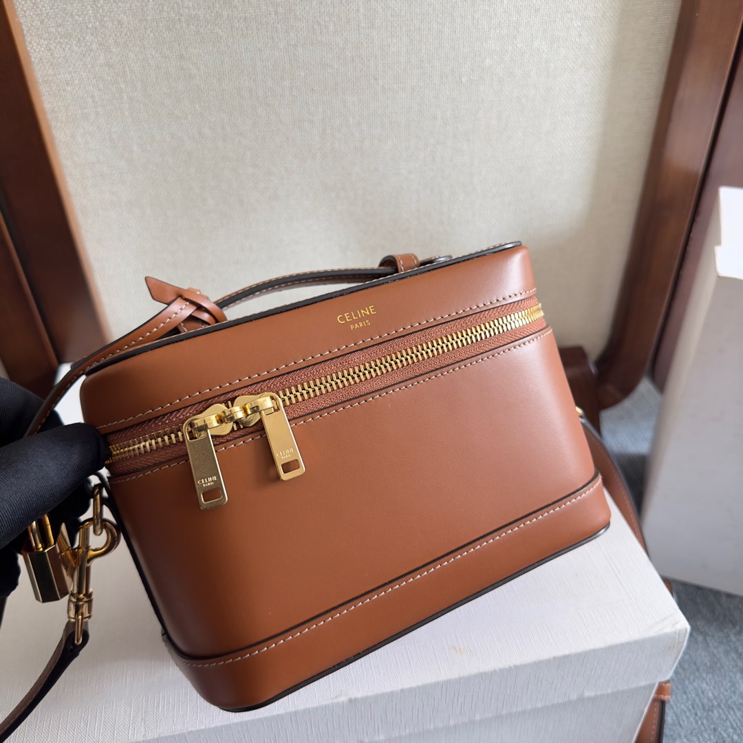 VANITY 18 IN SADDLE BROWN SMOOTH CALFSKIN GOLD HARDWARE - Image 8