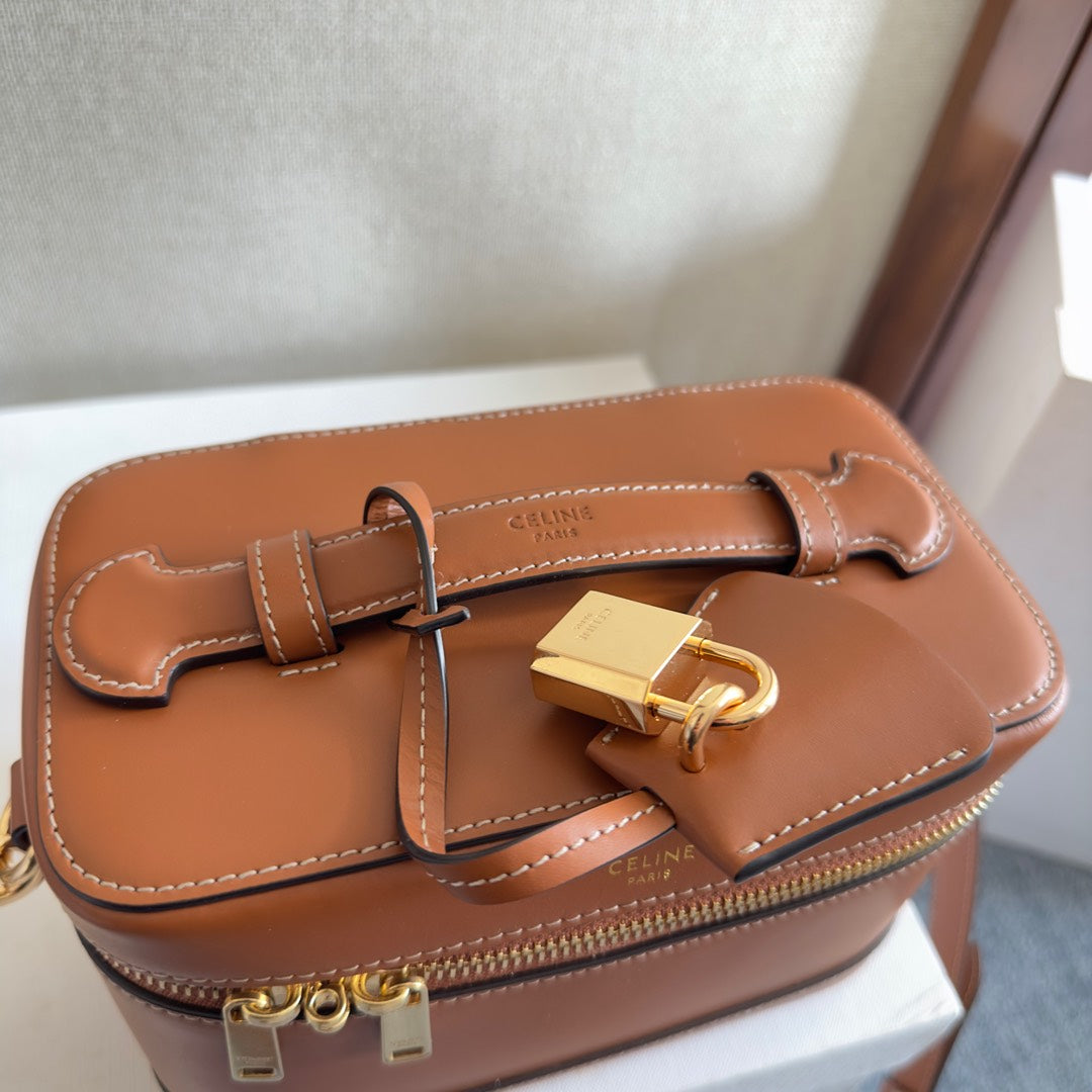 VANITY 18 IN SADDLE BROWN SMOOTH CALFSKIN GOLD HARDWARE - Image 10