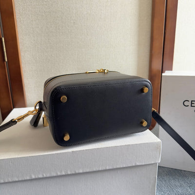 VANITY 18 IN BLACK SMOOTH CALFSKIN GOLD HARDWARE - Image 5
