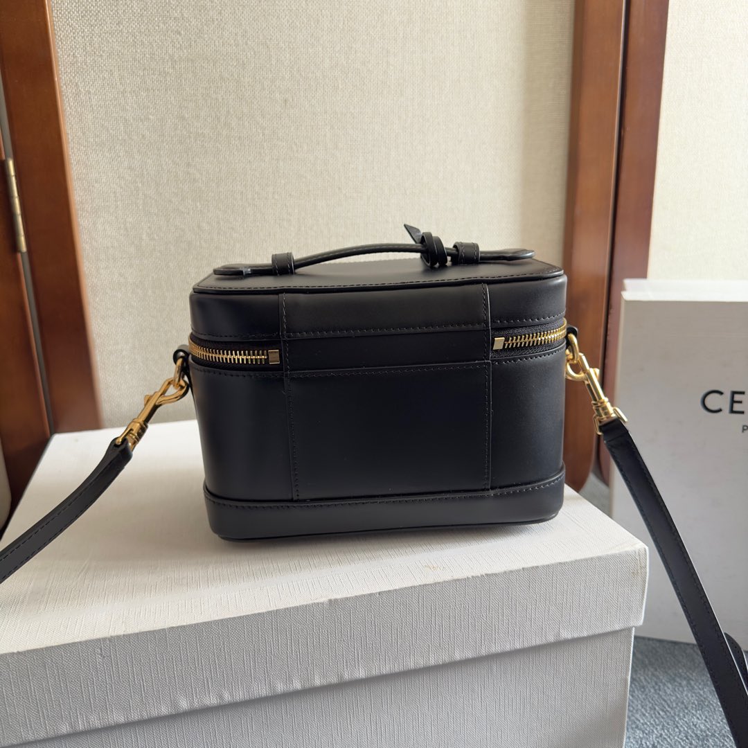 VANITY 18 IN BLACK SMOOTH CALFSKIN GOLD HARDWARE - Image 6