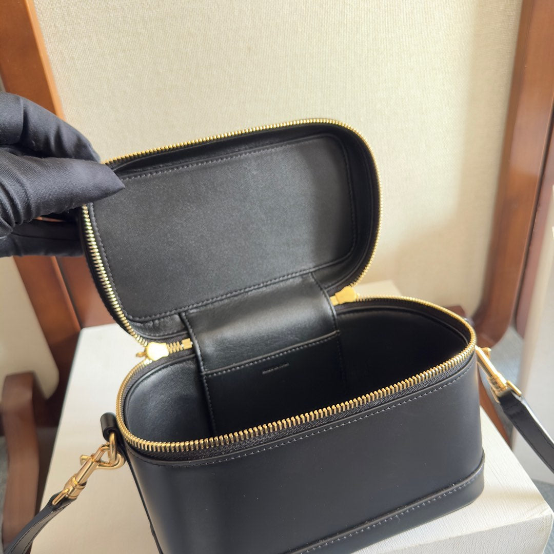VANITY 18 IN BLACK SMOOTH CALFSKIN GOLD HARDWARE - Image 10
