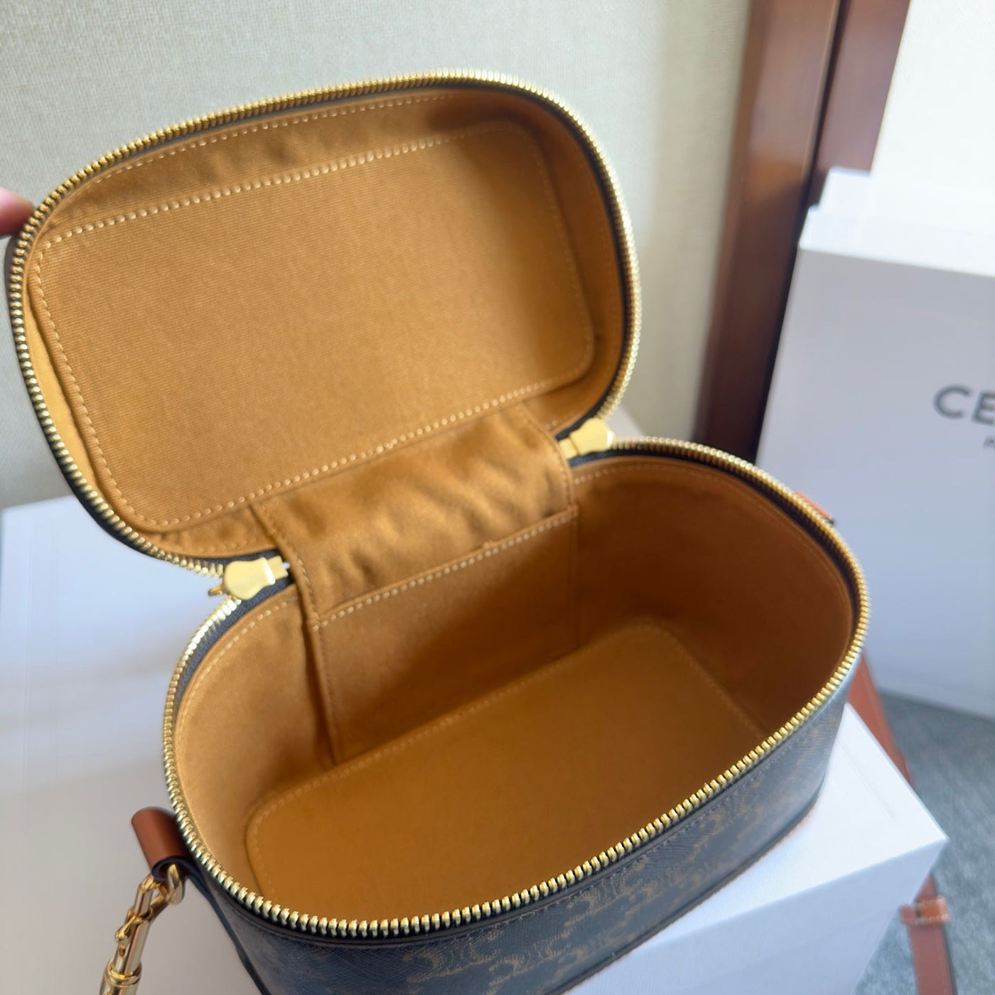 VANITY 18 IN BLACK TRIOMPHE CANVAS AND BROWN CALFSKIN GOLD HARDWARE - Image 6