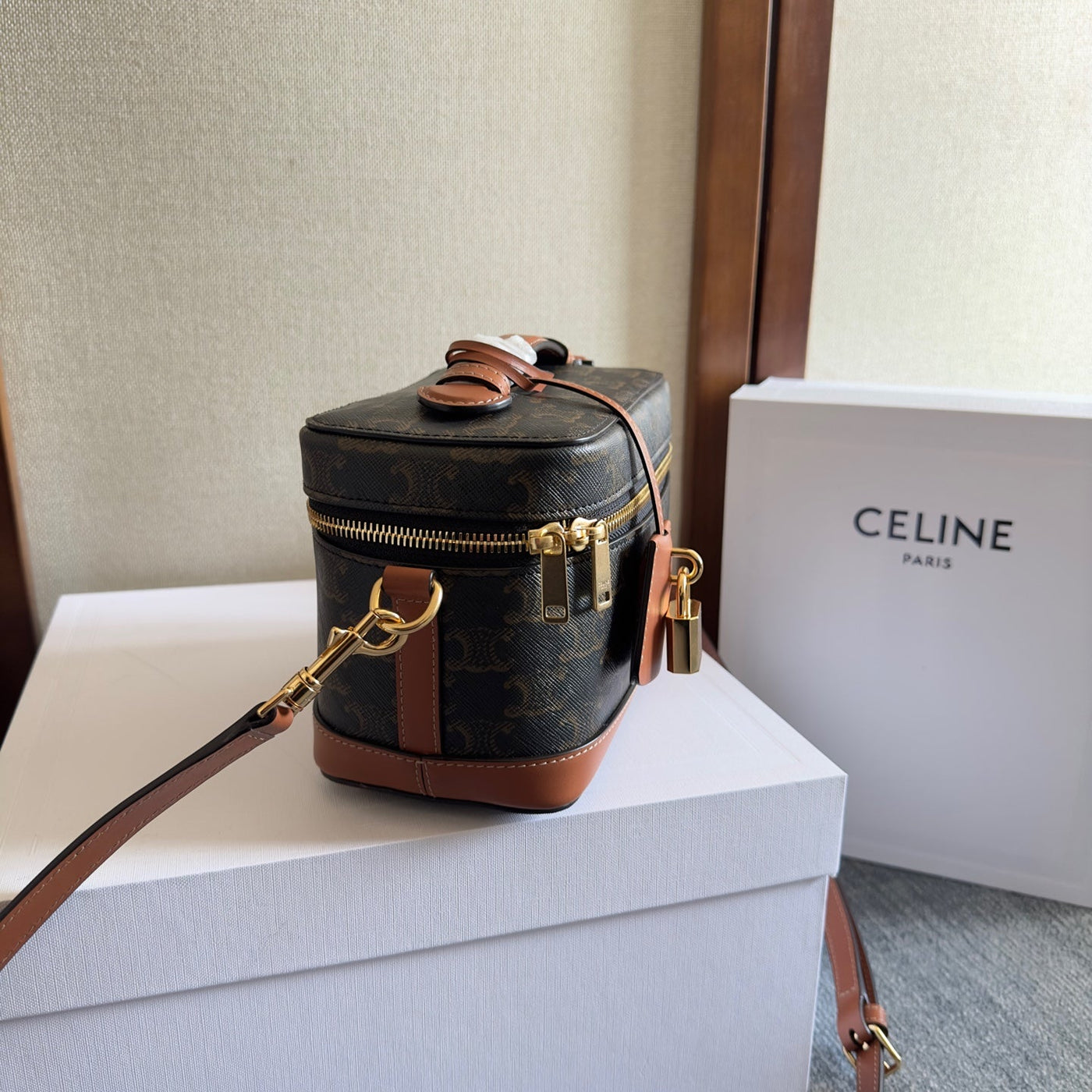 VANITY 18 IN BLACK TRIOMPHE CANVAS AND BROWN CALFSKIN GOLD HARDWARE - Image 10