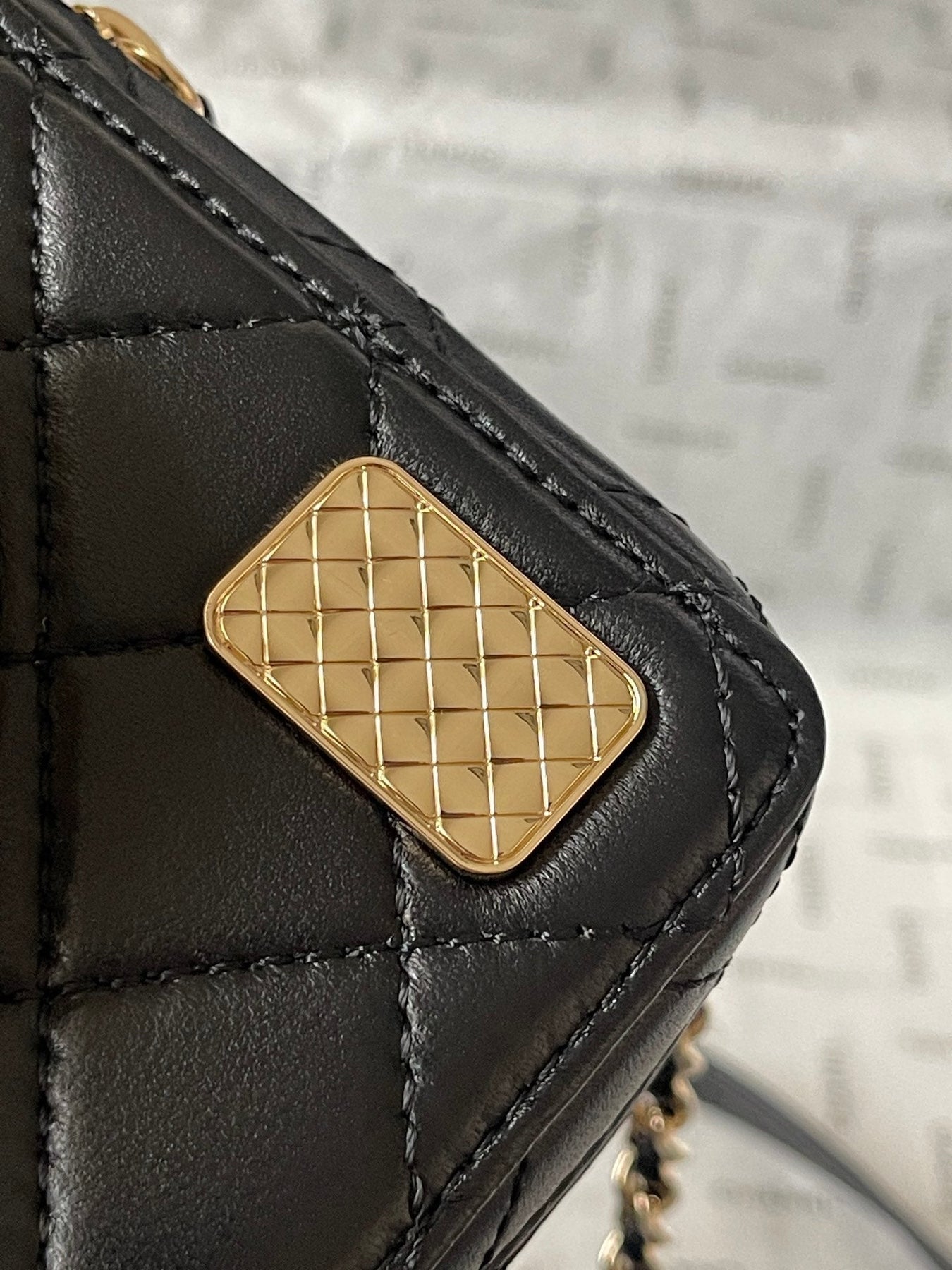 CC 16 CAMERA BAG IN BLACK CALFSKIN AND GOLD PLATED METAL - Image 10