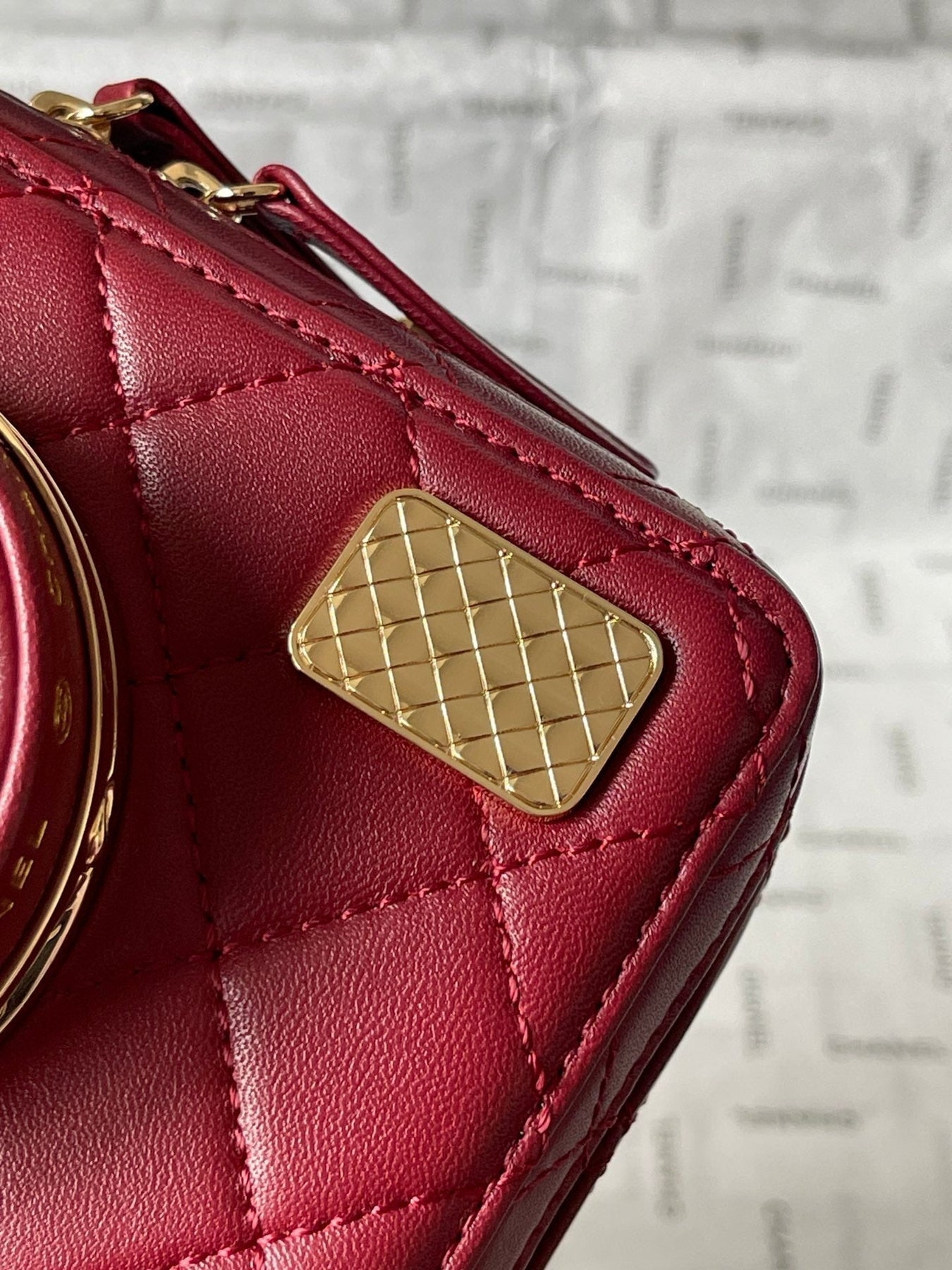 CC 16 CAMERA BAG IN BURGUNDY RED CALFSKIN AND GOLD PLATED METAL - Image 9
