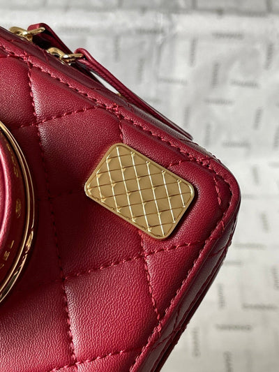 CC 16 CAMERA BAG IN BURGUNDY RED CALFSKIN AND GOLD PLATED METAL - Image 9