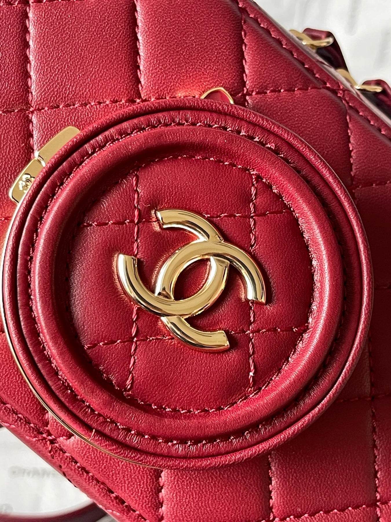 CC 16 CAMERA BAG IN BURGUNDY RED CALFSKIN AND GOLD PLATED METAL - Image 8