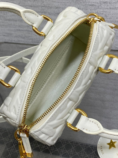 GROOVE 17 BAG IN WHITE MACROCANNAGE CALFSKIN WITH GOLD HARDWARE