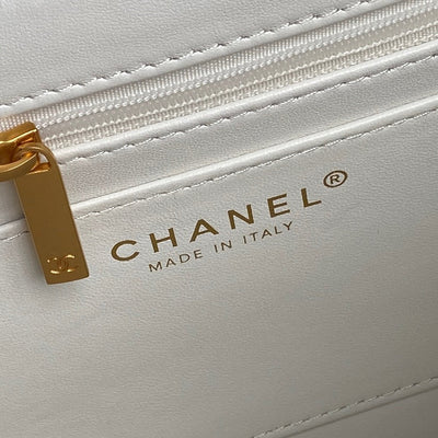 RETRO STYLE FLAP BAG 22 IN WHITE GRAINED CALFSKIN GOLD HARDWARE - Image 5