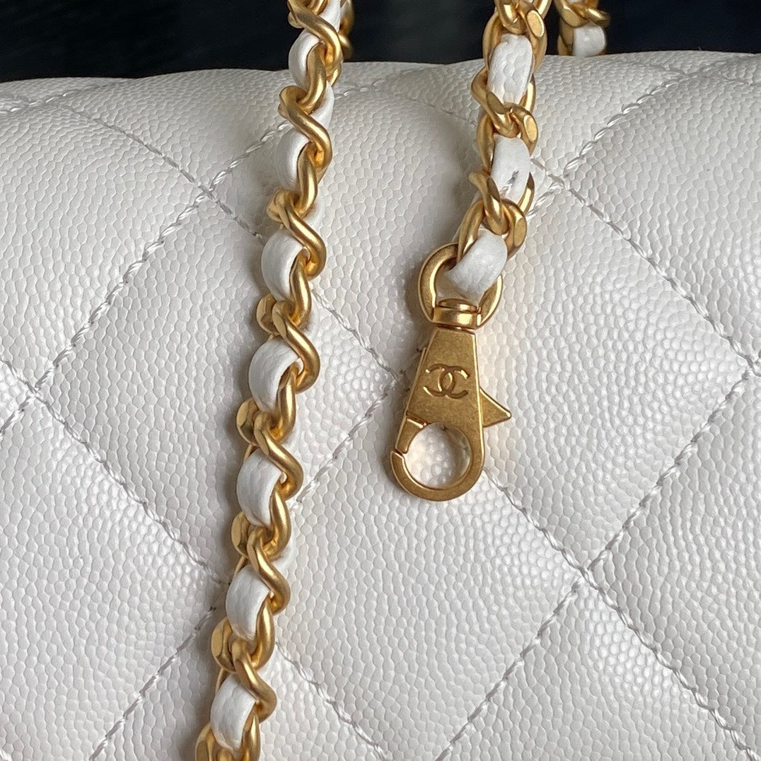 RETRO STYLE FLAP BAG 22 IN WHITE GRAINED CALFSKIN GOLD HARDWARE - Image 7