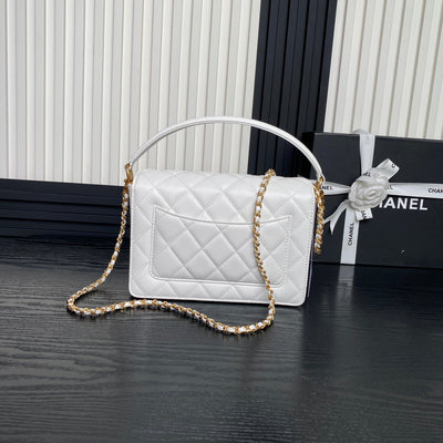RETRO STYLE FLAP BAG 22 IN WHITE GRAINED CALFSKIN GOLD HARDWARE - Image 9