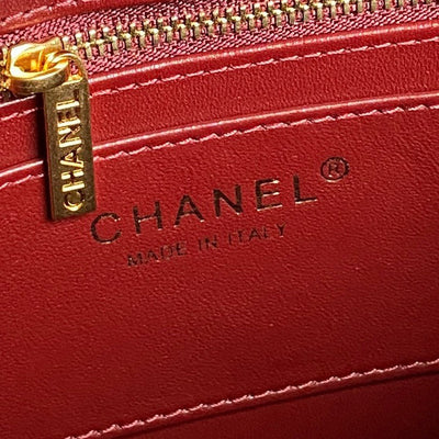 HANDBAG 21 IN GARNET RED DIAMOND PATTERN QUILTED SHINY LAMBSKIN GOLD HARDWARE