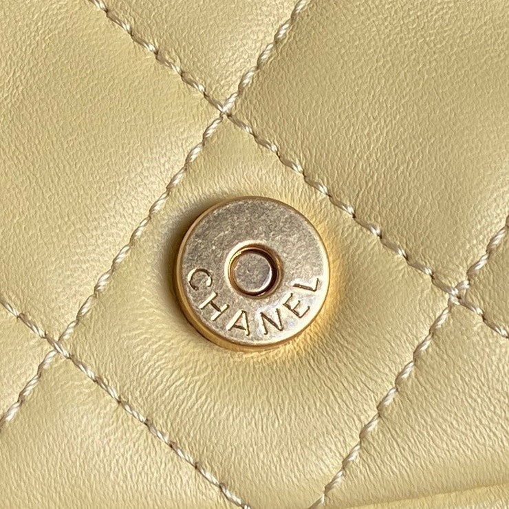 QUILTED HOBO CARGO BAG 31 IN LIGHT YELLOW CALFSKIN GOLD CHAIN - Image 4