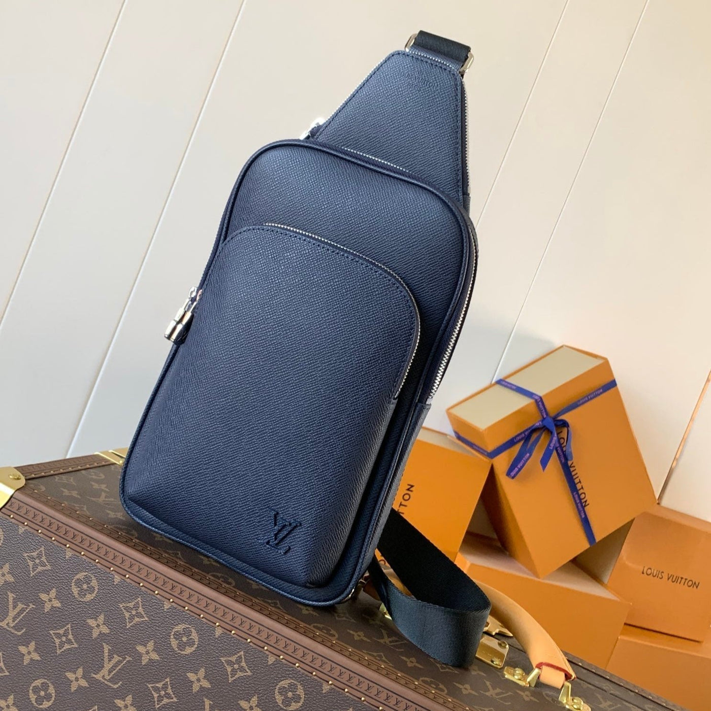 lv avenue slingbag 31 in navy blue taiga leather - main image