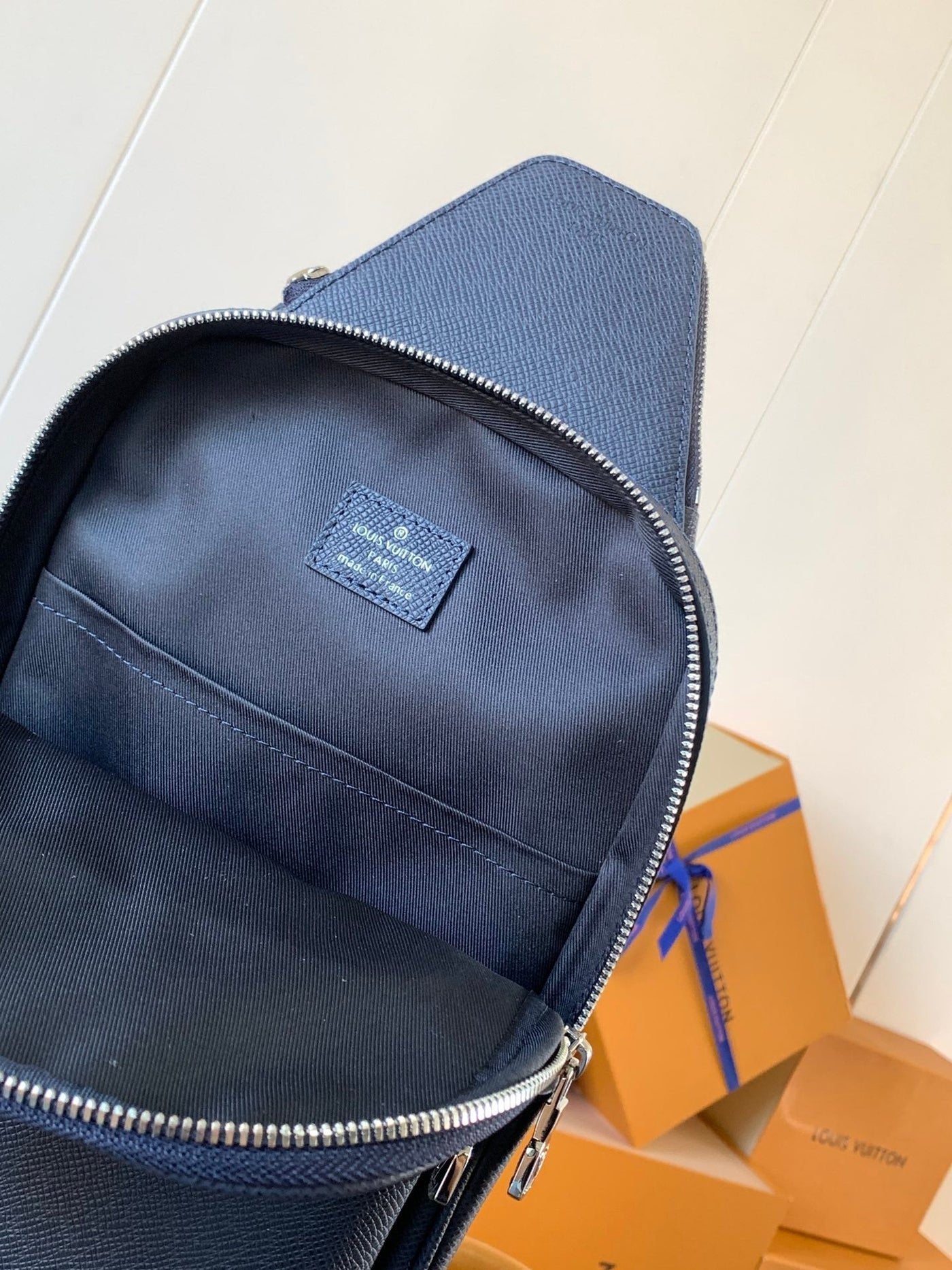 lv avenue slingbag 31 in navy blue taiga leather - image 5