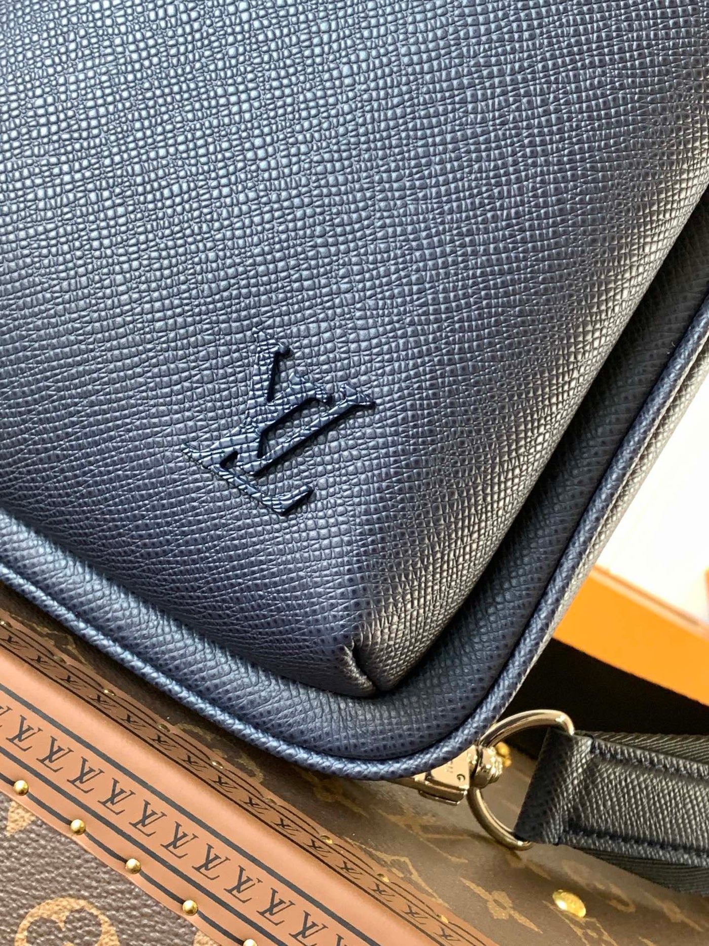 lv avenue slingbag 31 in navy blue taiga leather - image 6