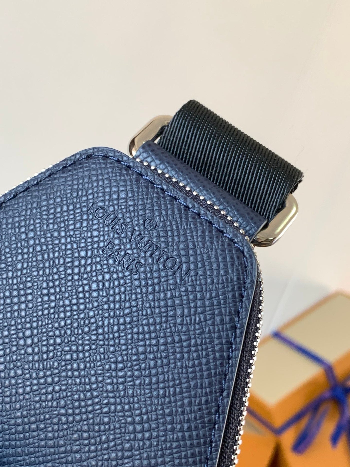 lv avenue slingbag 31 in navy blue taiga leather - image 7