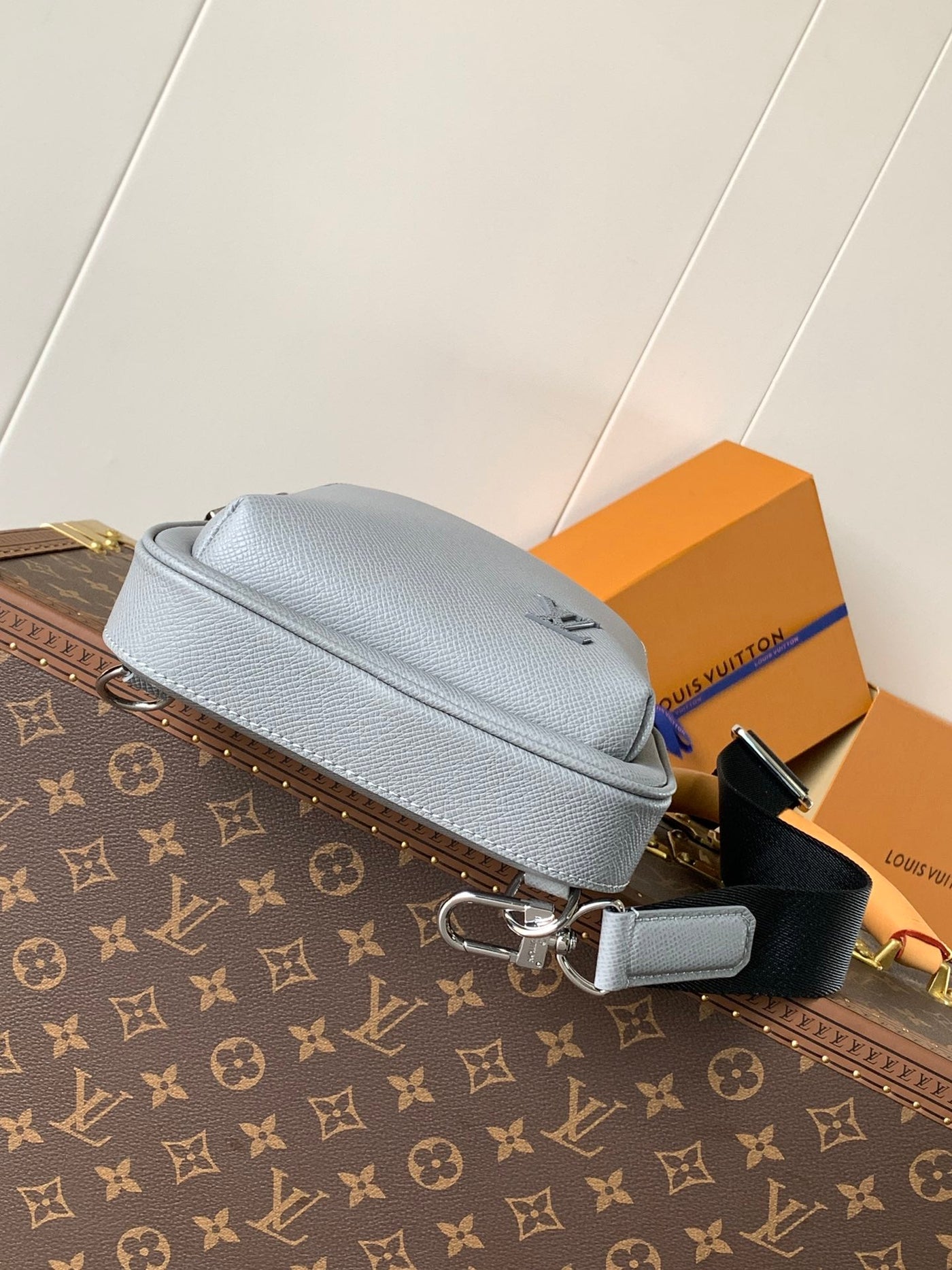 lv avenue slingbag 31 in grey taiga leather - image 2