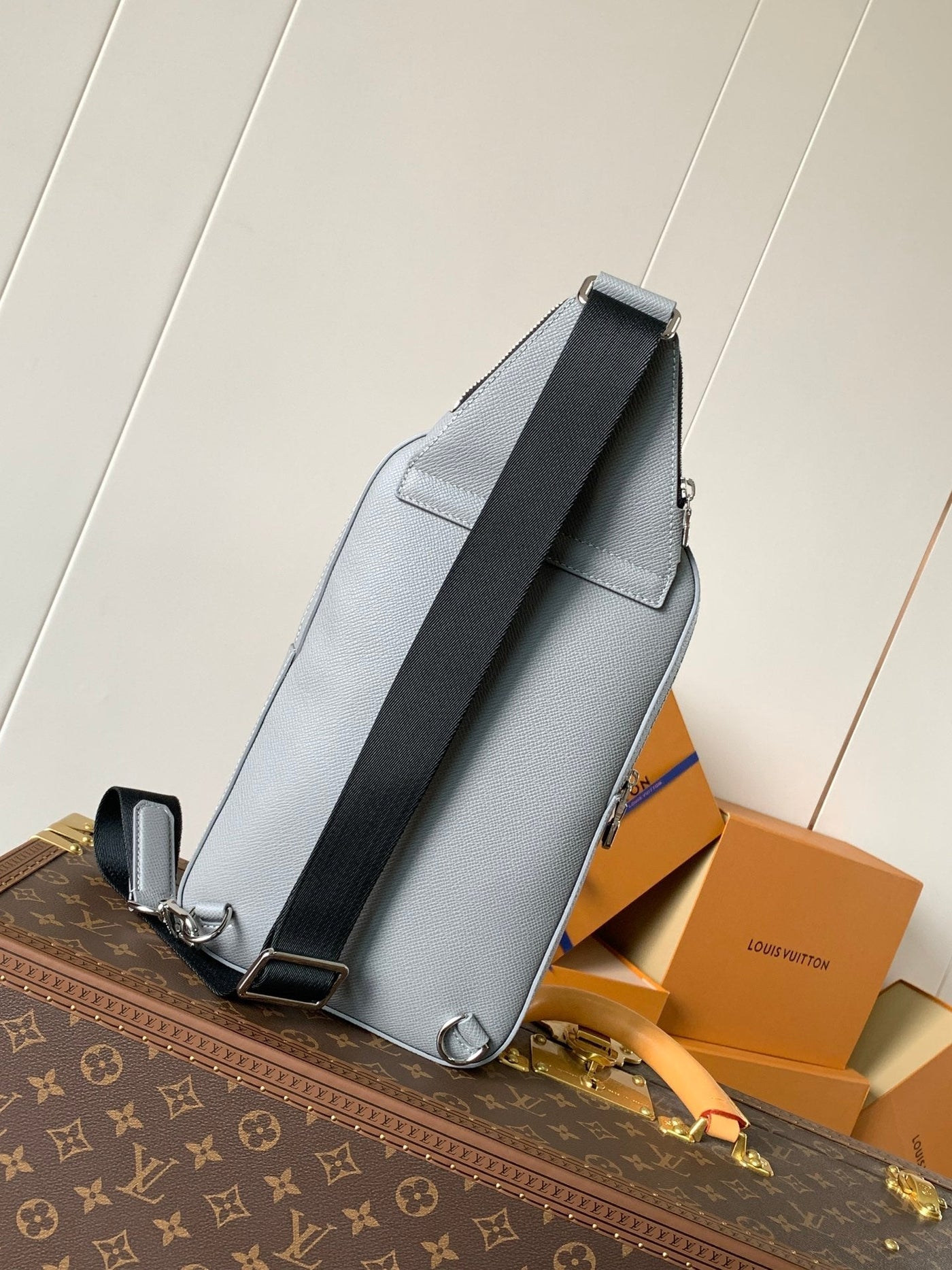 lv avenue slingbag 31 in grey taiga leather - image 3