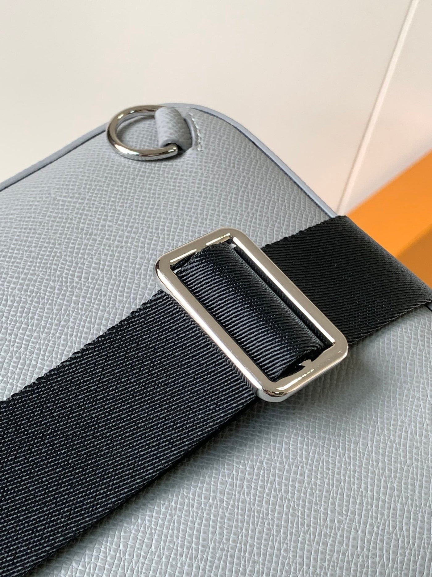 lv avenue slingbag 31 in grey taiga leather - image 4