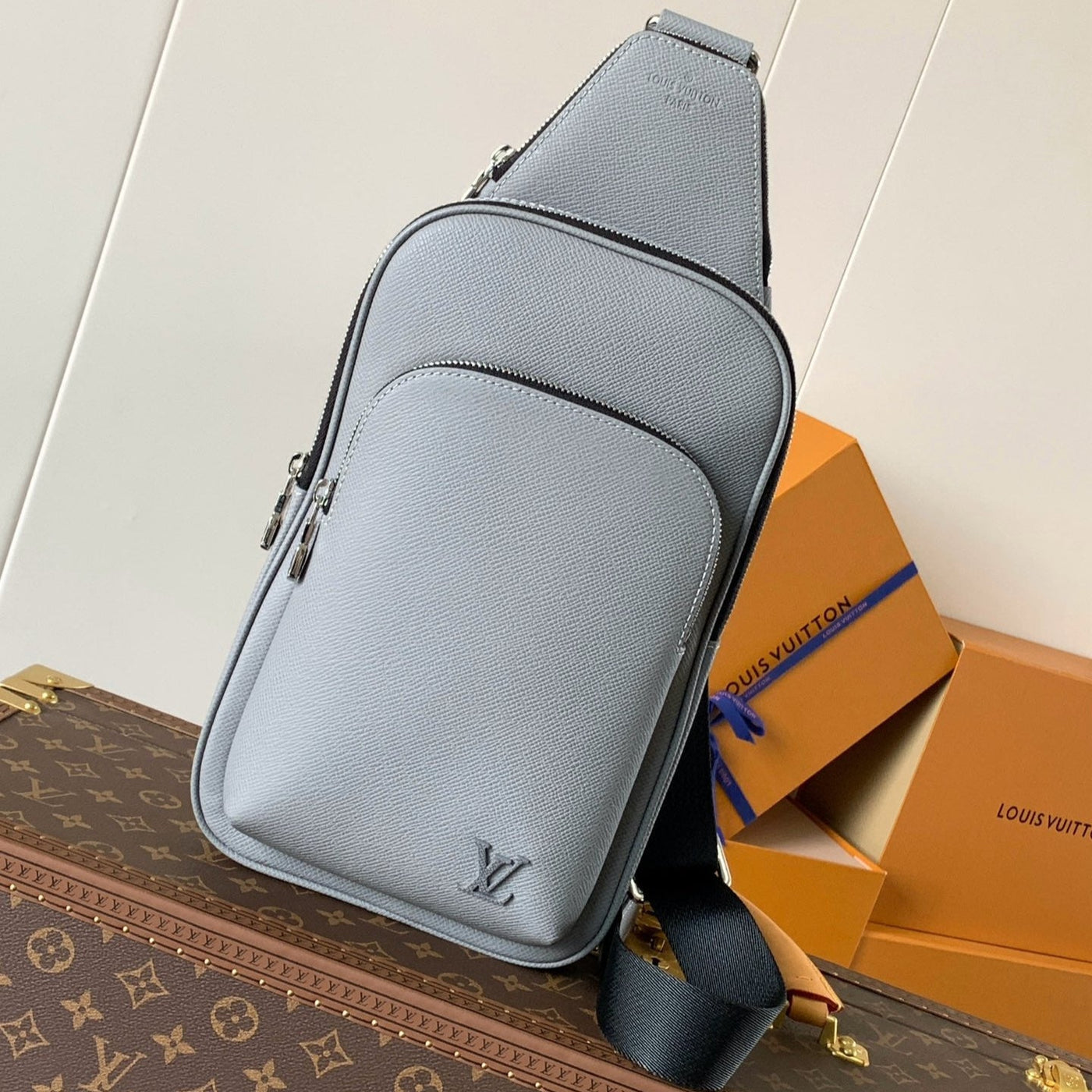 lv avenue slingbag 31 in grey taiga leather - main image