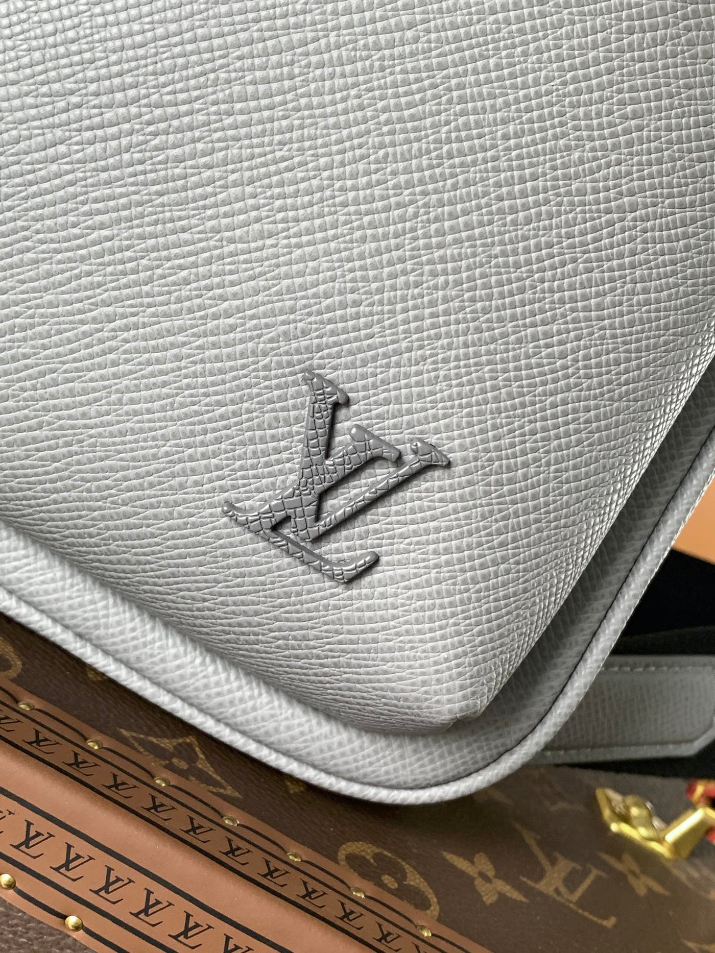 lv avenue slingbag 31 in grey taiga leather - image 6
