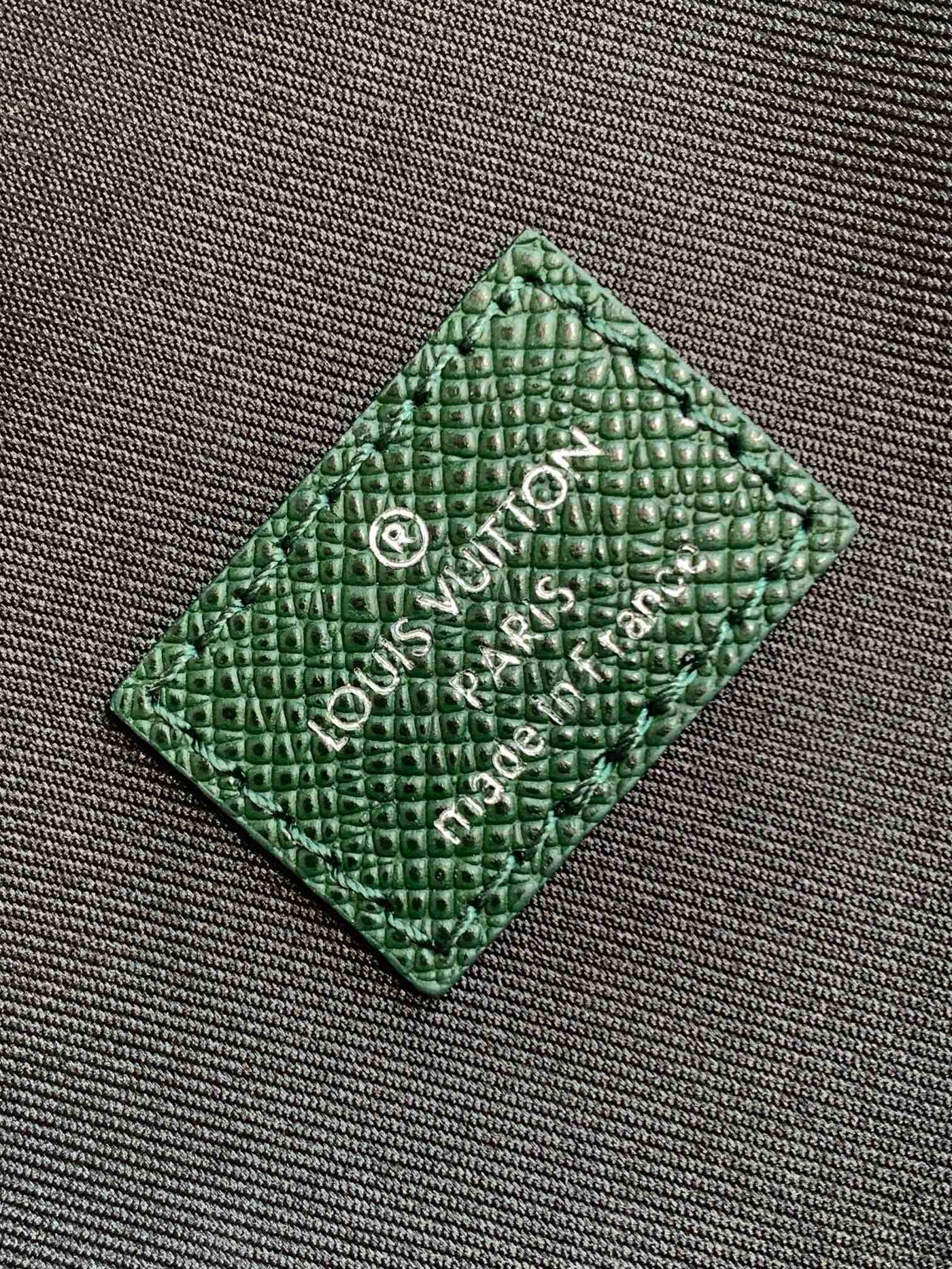 lv avenue slingbag 31 in dark green taiga leather - image 4