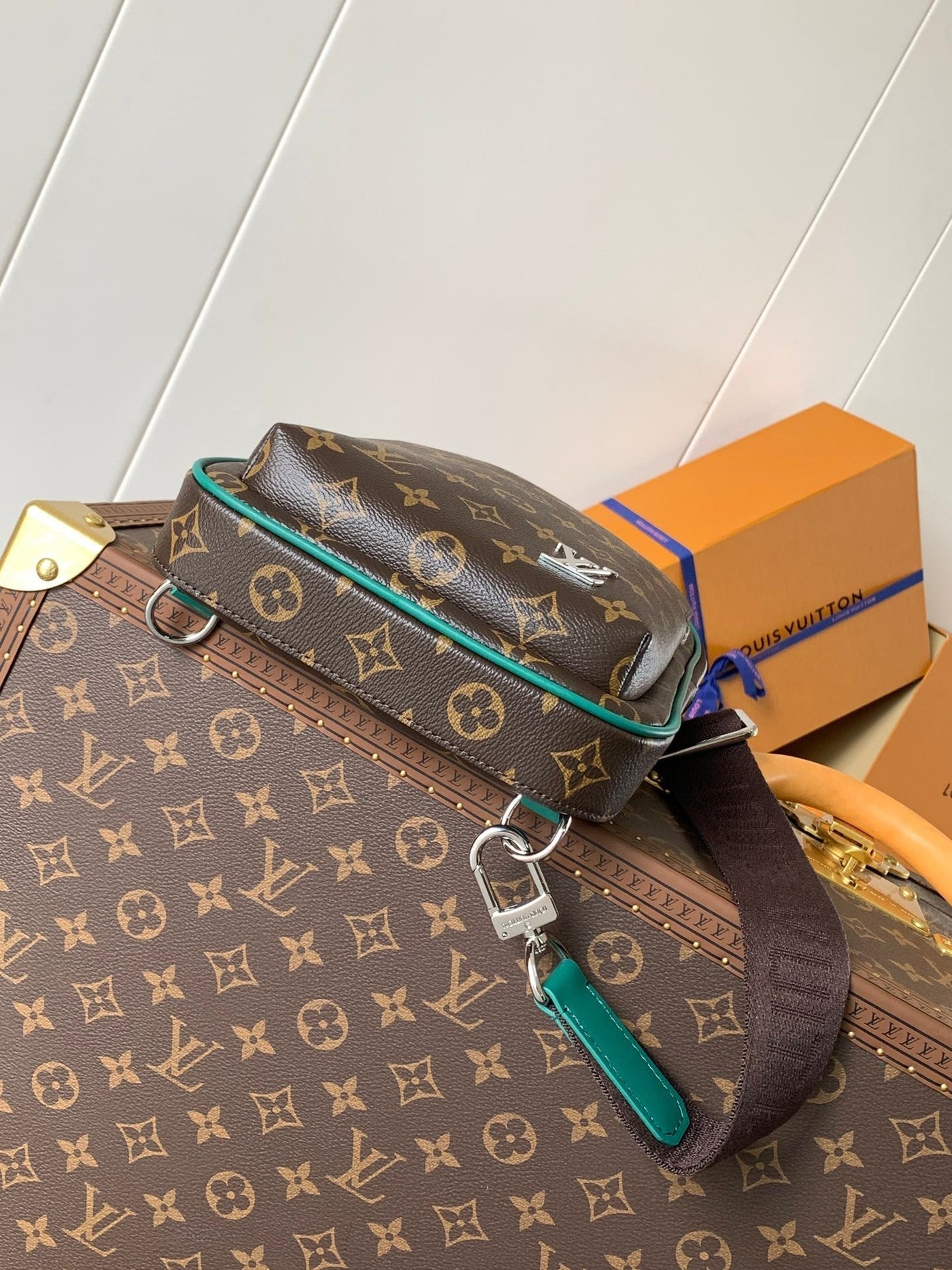 lv avenue slingbag 31 in brown mix green damier graphite canvas - image 3